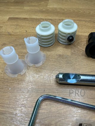 Fijación oculta para sanitarios Fischer
