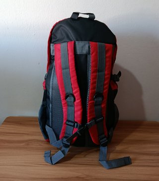 Mochila trekking 35L roja ligera nueva