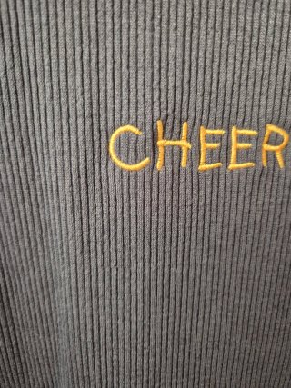Camiseta Cheers to Everyone gris