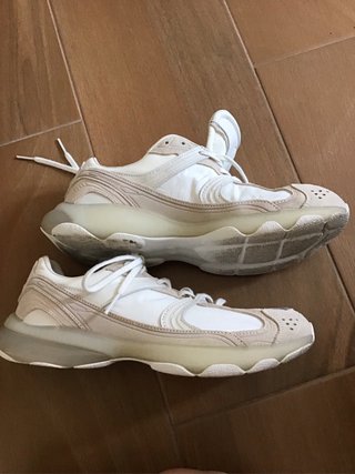 Zapatillas Zara Beige y Blancas