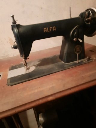 Máquina de coser antigua Alfa