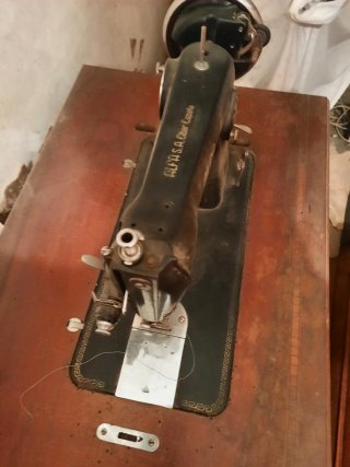 Máquina de coser antigua Alfa