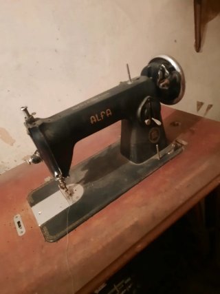 Máquina de coser antigua Alfa
