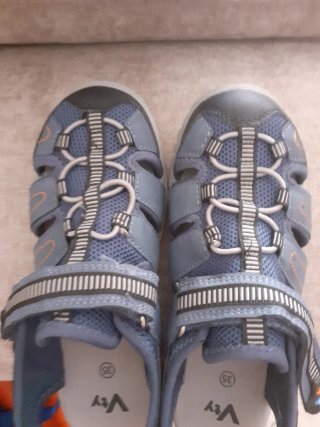 Sandalias azules de verano para niño
