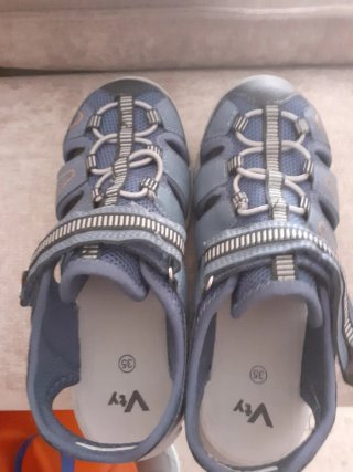 Sandalias azules de verano para niño