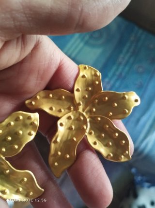 Pendientes flor dorados acero