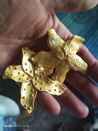 Pendientes flor dorados acero
