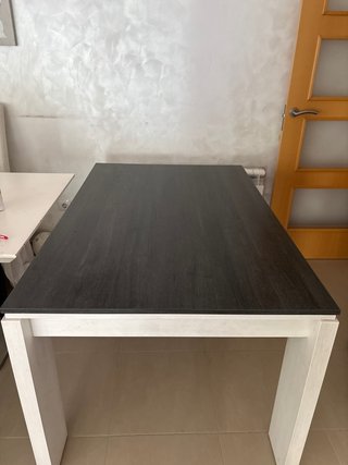 Mesa de comedor de madera