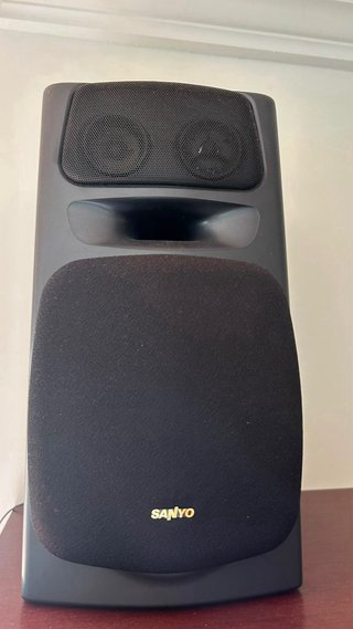 Equipo de música Sanyo con 3 altavoces
