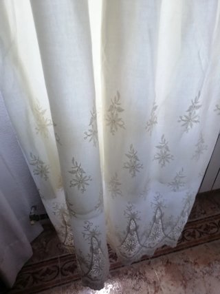 Falda blanca con bordados