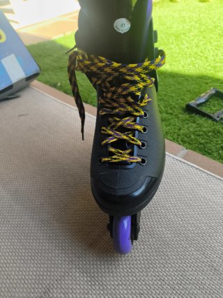 Patines en línea negros y morados