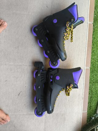 Patines en línea negros y morados