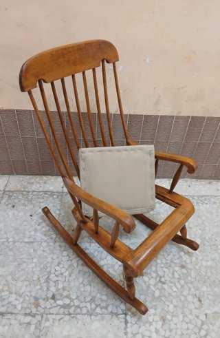Mecedora antigua de madera