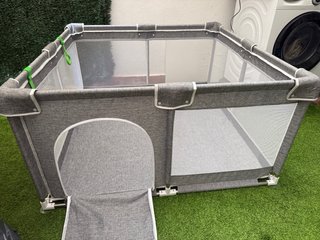 Parque infantil para bebés , mas bolas de colores