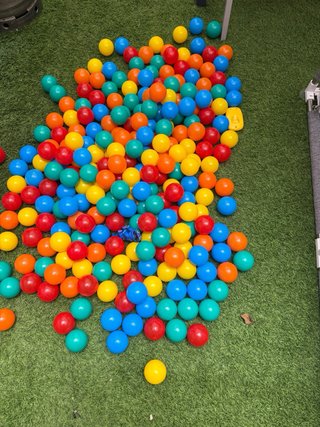 Parque infantil para bebés , mas bolas de colores