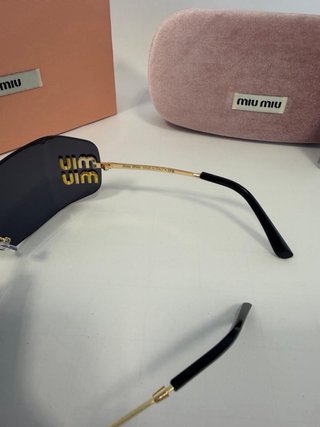 Gafas de sol Miu Miu negras y doradas