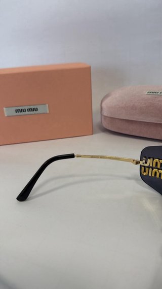 Gafas de sol Miu Miu negras y doradas