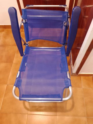 Silla de playa azul plegable y portátil