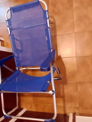 Silla de playa azul plegable y portátil