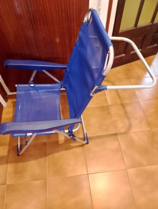 Silla de playa azul plegable y portátil