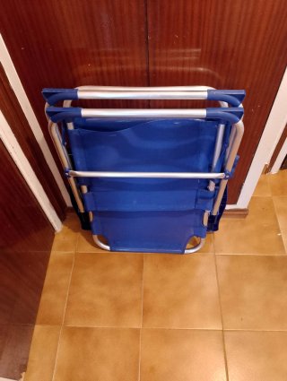 Silla de playa azul plegable y portátil