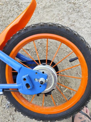 Bicicleta infantil azul y naranja