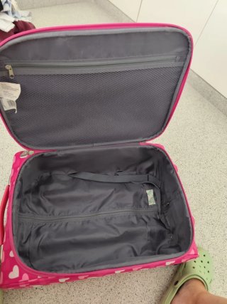 Maleta de viaje rosa con corazones