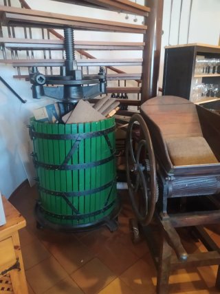 Prensa, bomba y estrujadora antiguas de bodega