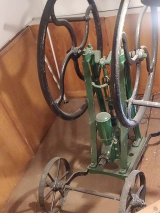 Prensa, bomba y estrujadora antiguas de bodega