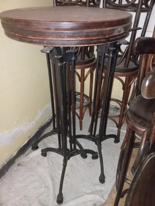 Tres pies altos de forja