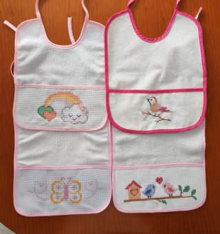 Lote de 4 baberos bordados