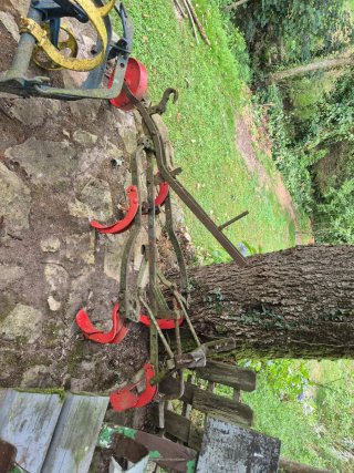 Arado antiguo de dos ruedas