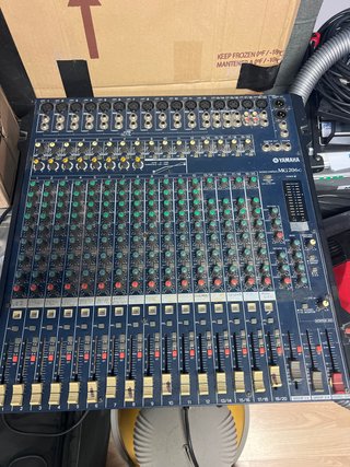 Mesa de mezclas Yamaha MG206C - 20 canales