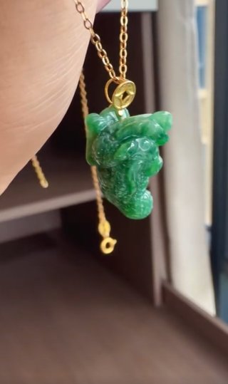 Colgante Dragón Jade con Cadena de Oro