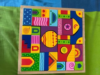 Puzzle de madera con figuras geométricas
