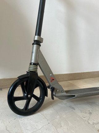 Patinete plegable gris y negro
