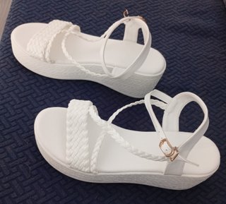 Sandalias cuña blancas nuevas