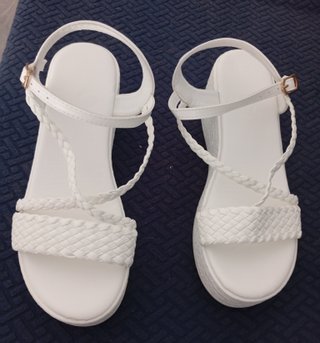 Sandalias cuña blancas nuevas