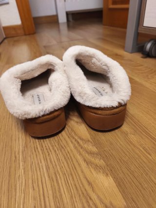 Zapatillas de estar por casa marrones y blancas