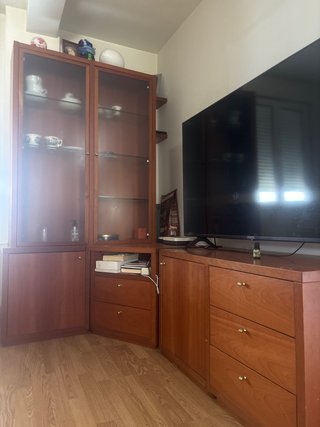 Mueble de salón de madera y cristal