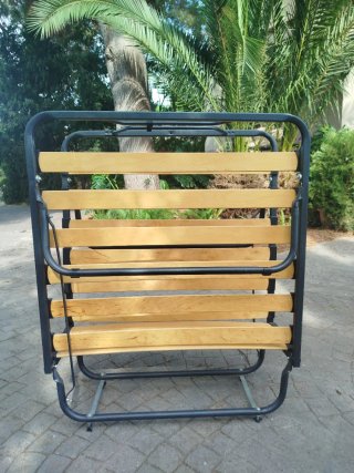 Cama Plegable Metálica con Láminas de Madera
