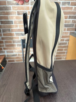 Zaino Quiksilver beige e nero, mai utilizzato
