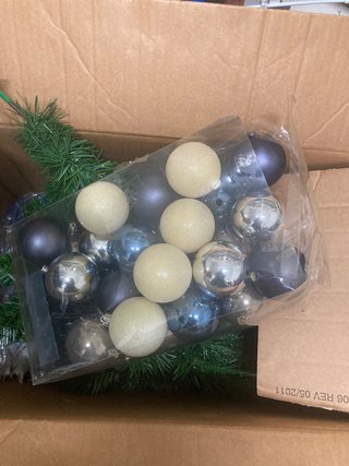 Árbol de Navidad con adornos