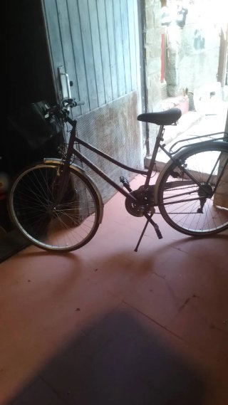 Bicicleta urbana morada con cesta