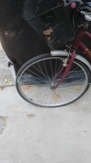 Bicicleta urbana morada con cesta