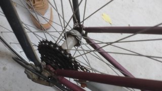 Bicicleta urbana morada con cesta