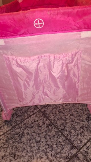 Cuna de viaje rosa con unicornios