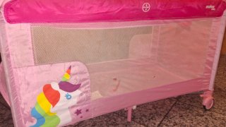 Cuna de viaje rosa con unicornios
