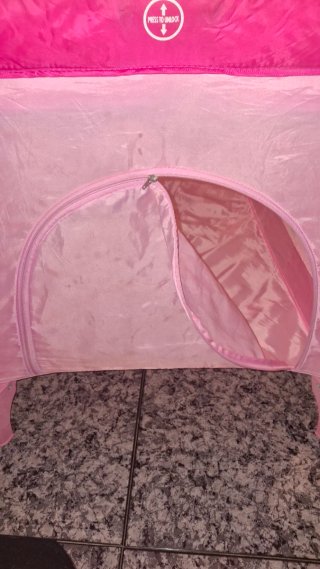 Cuna de viaje rosa con unicornios