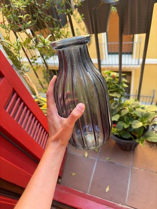 Jarrón de cristal azul acanalado